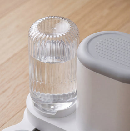 2-in-1 Wasser- und Futterspender – Schwerkraftbetrieb, kein Stromanschluss erforderlich