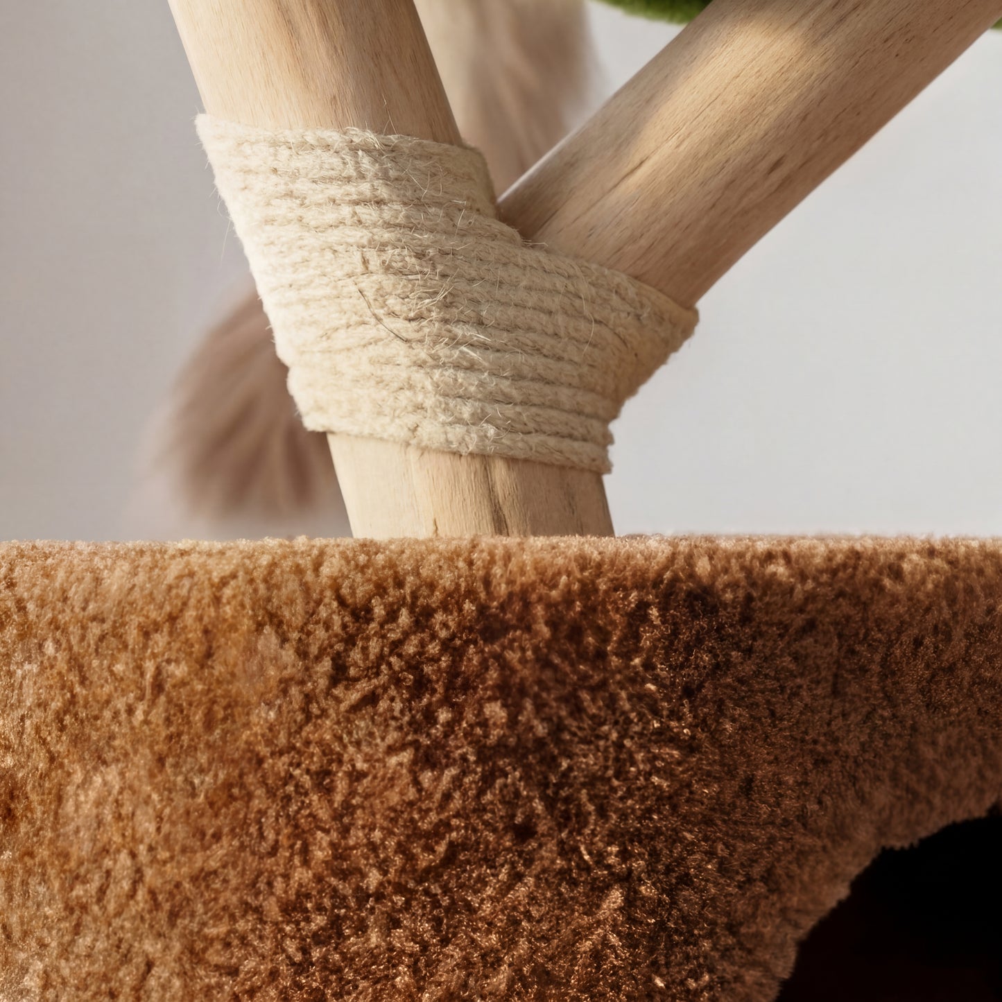 Multi-level solid wood cat tree – 148 cm green and brown